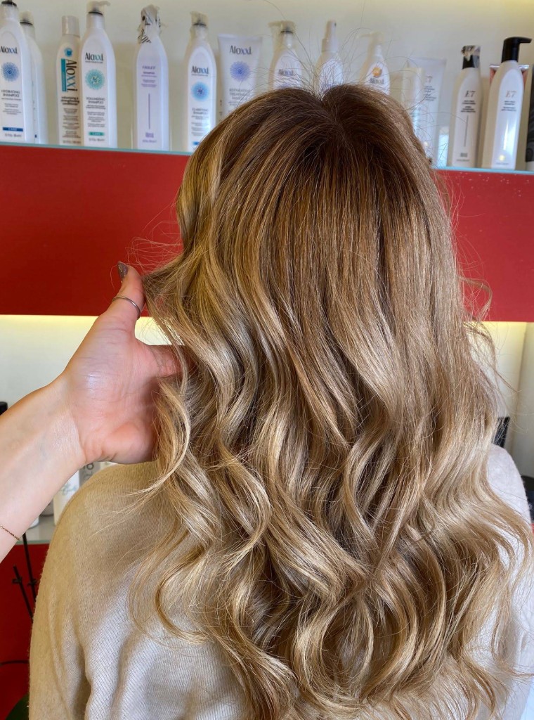 Piega a onde soft su capelli biondi