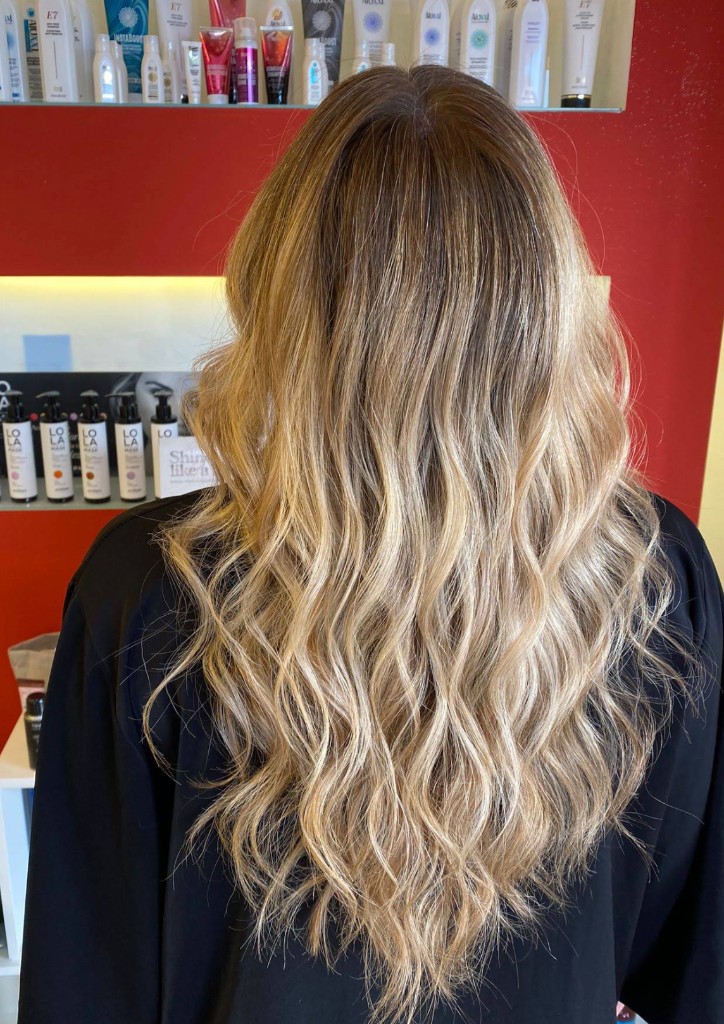 Balayage biondo mielato con riflessi dorati