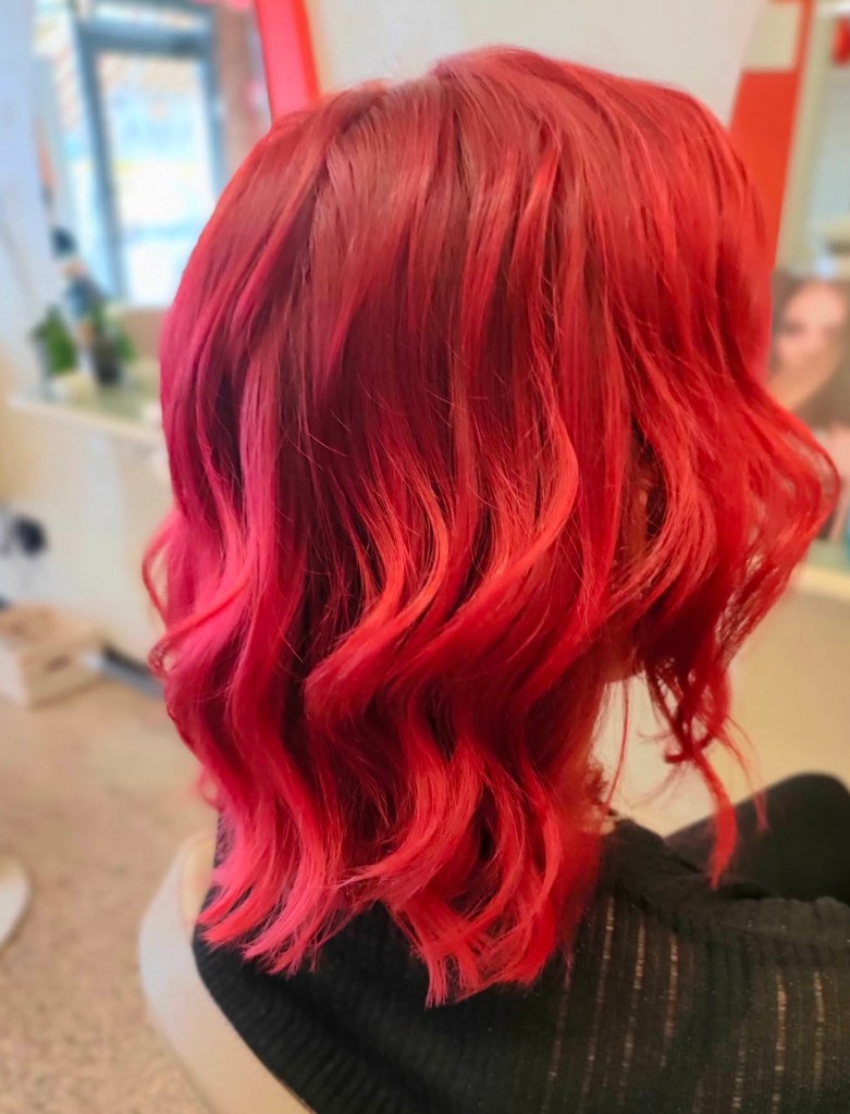 Colore rosso intenso con piega a onde